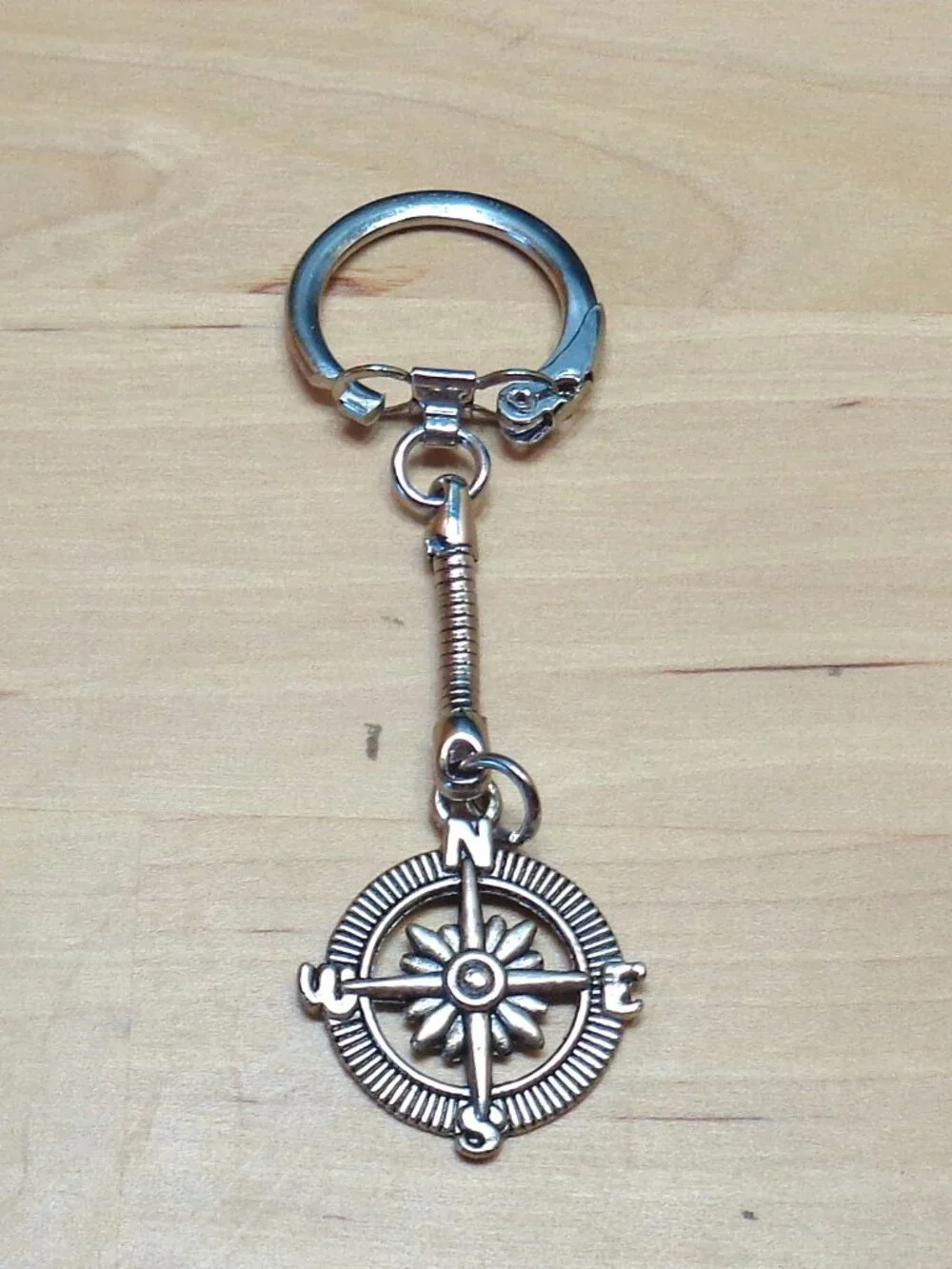 BEACH FASHION COMPASS ROSE RHODIUM SNAKE KEYCHAIN